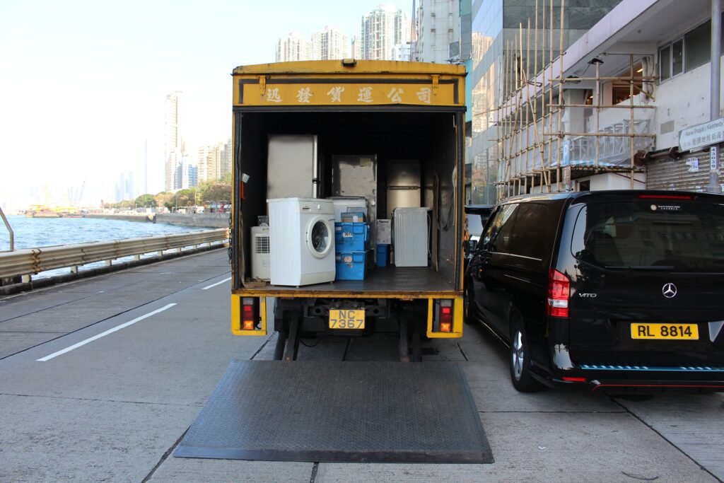 How to hire an authentic supplier of moving and packing service? 